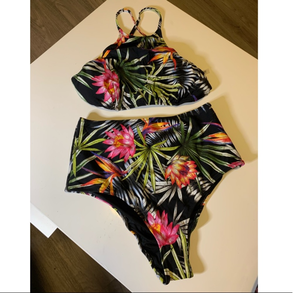 Forever 21 Tropical Cross Back Bikini Top
Small
black, floral
NWOT
